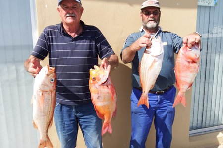 Vlnr is Jean Downing en Bertus Prins met â€˜n deel van hulle vangstes vir die dag